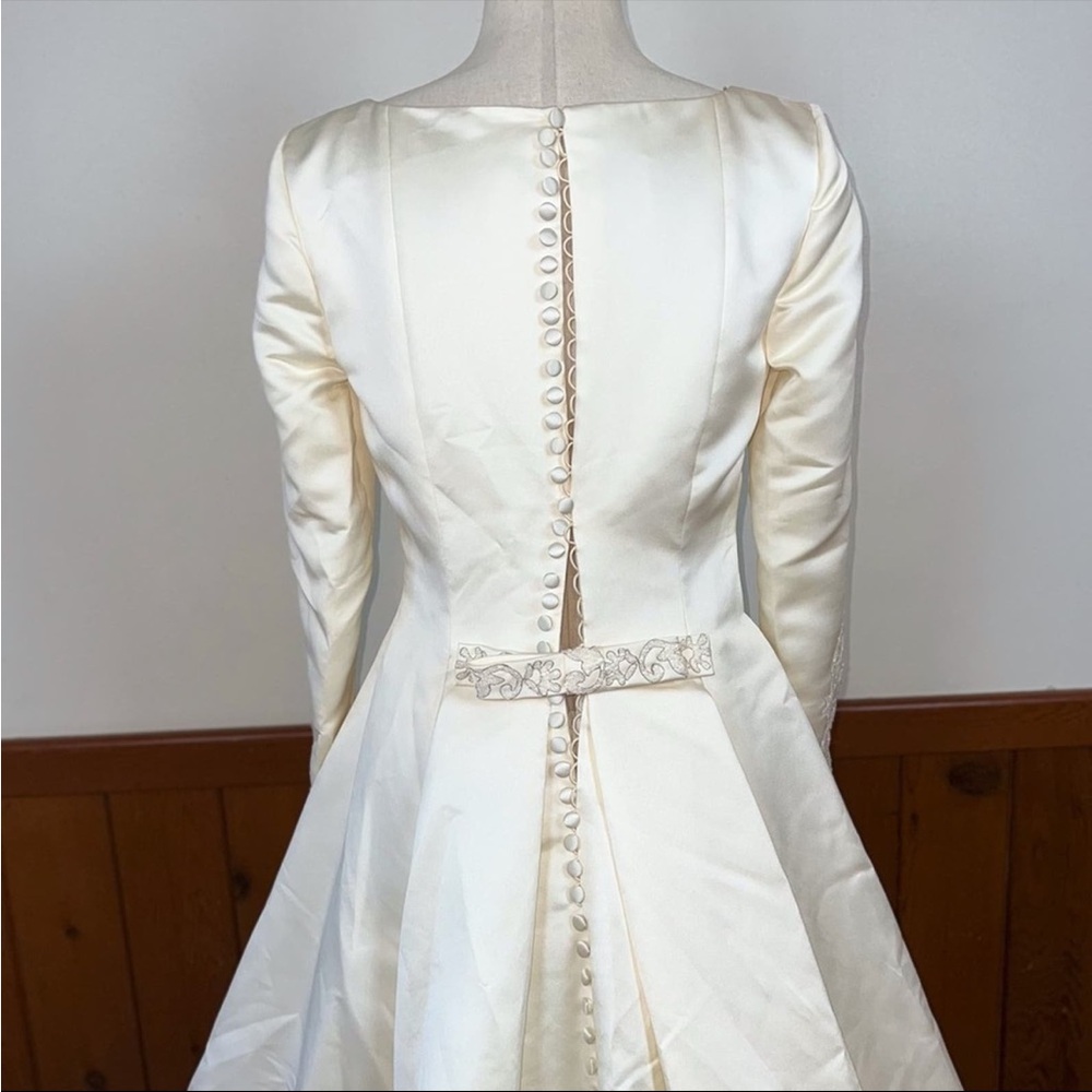 Elegant White Satin Gown - Picture 9 of 10